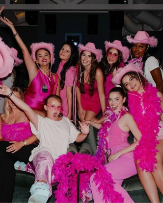 Наряд Барби и «голое» платье из цветов: Селена Гомес модно встретила свое 31-летие