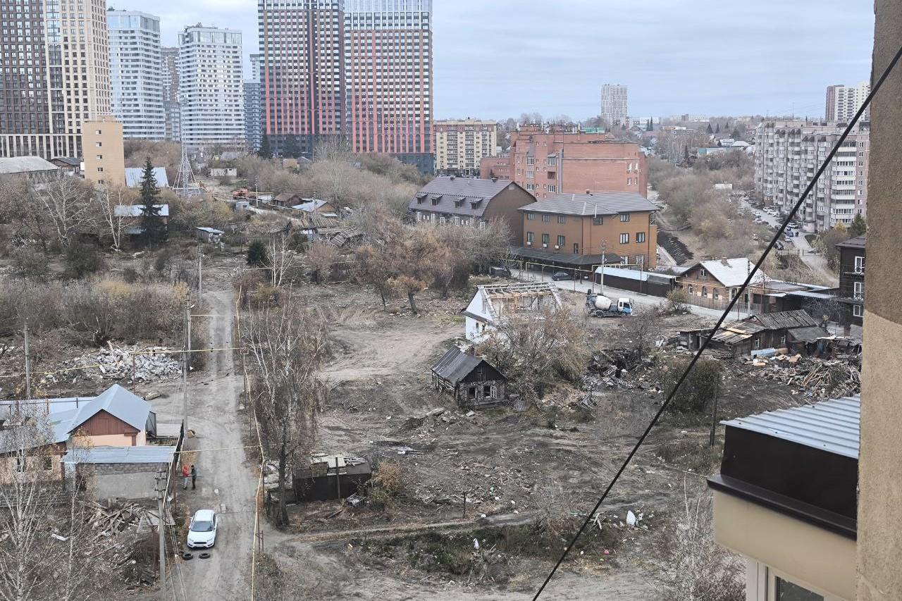 В Новосибирске рядом с «Аурой» начали сносить частный сектор — фото руин