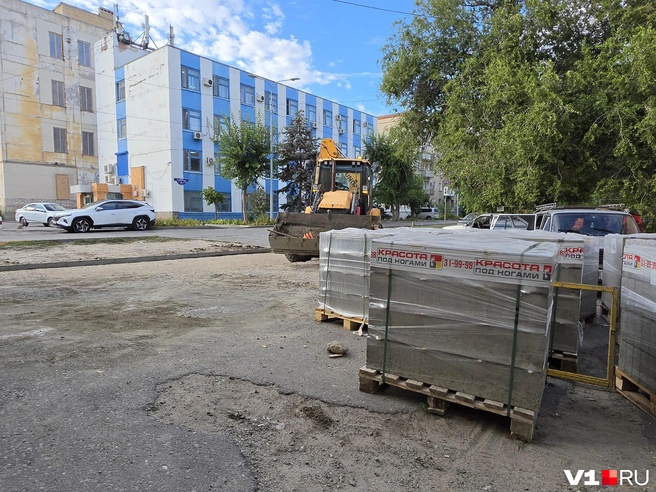 И привезли тротуарную плитку | Источник: Константин Завриков / V1.RU