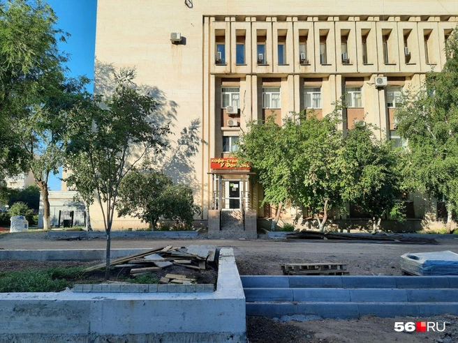 С торца тоже обновили бортики и лестницу | Источник: Анастасия Баринова / 56.RU