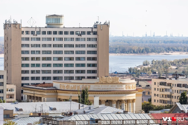 С верхних этажей гостиницы Облсовпрофа открывается впечатляющий вид на Волгу | Источник: Константин Завриков / V1.RU