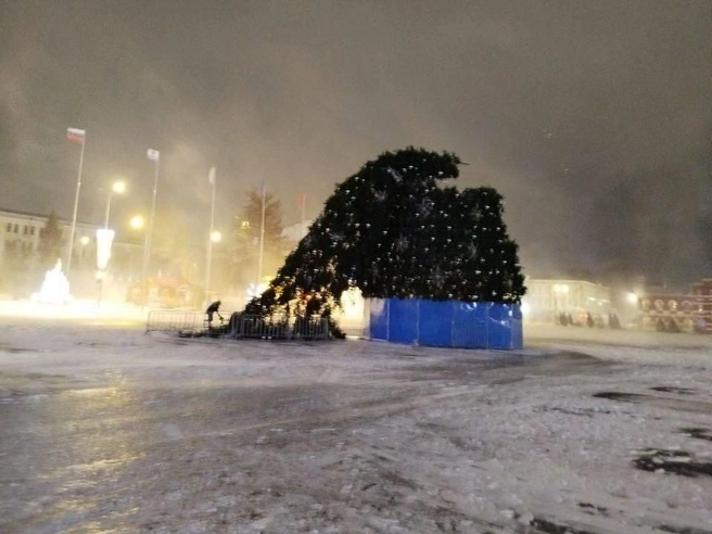 После падения елку отключили от электропитания | Источник: Оля Маркова FABERLIC / «Саратов: Открылось/Закрылось» / Telegram