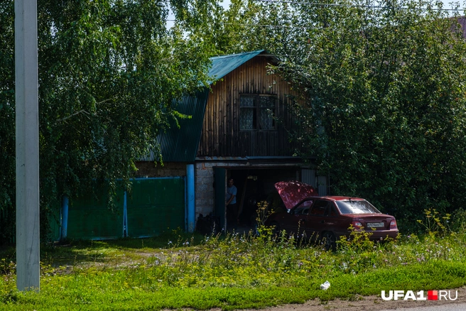 Некоторые в начале дня уже вовсю работают над домом или своими машинами