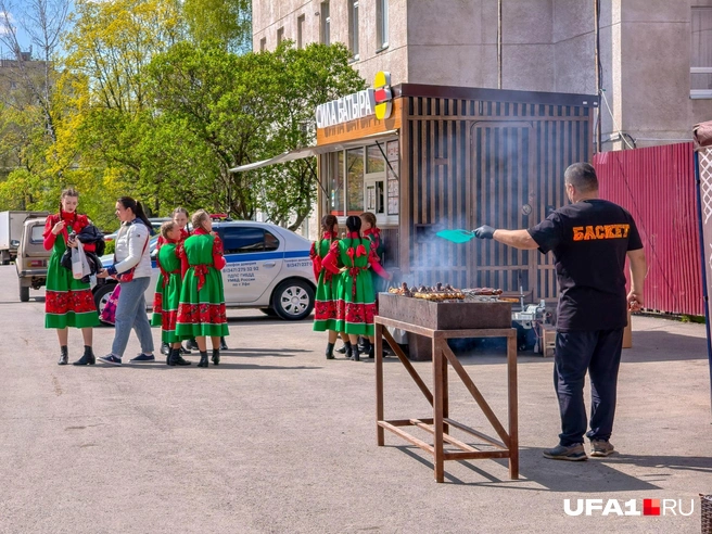 Дамы в костюмах затарились национальным фастфудом | Источник: Булат Салихов / UFA1.RU