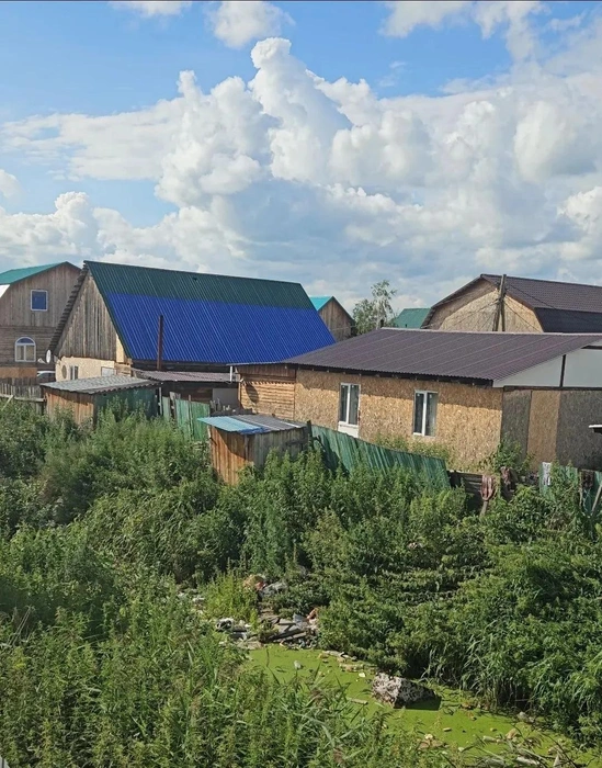Раньше, вспоминает Асия, канава была чистой  | Источник: Читатель 72.RU 