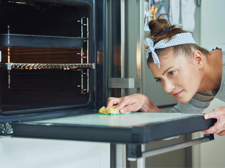 Как быстро почистить духовку: 3 секрета хозяек, которые знают далеко не все