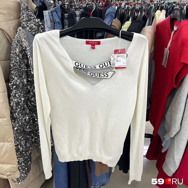 Guess наиболее известен своими сумками, но и одежду бренд тоже производит | Источник: Тома Минадзе / 59.RU