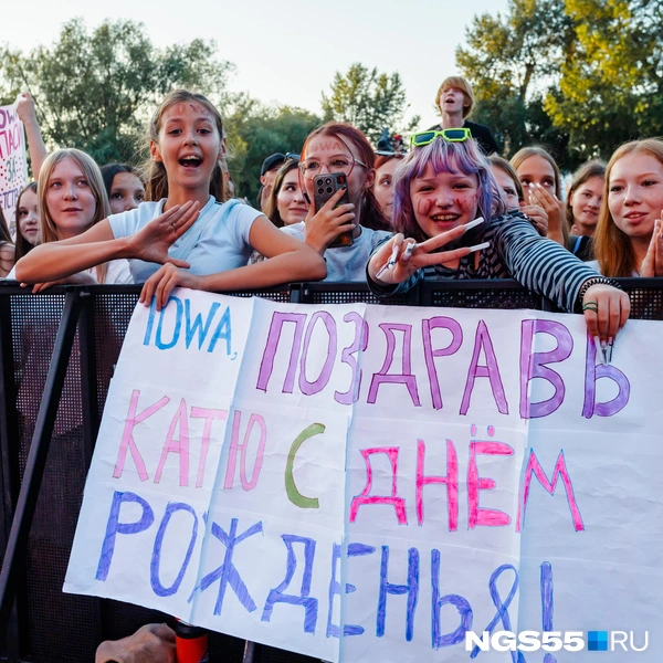 Многие пришли с плакатами | Источник: Кирилл Башинский / NGS55.RU