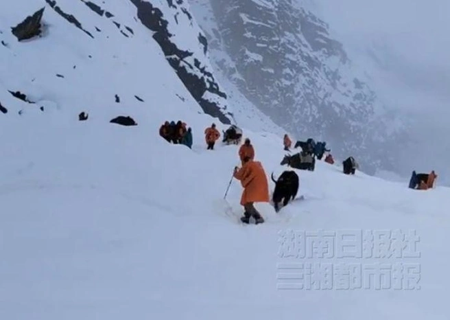 Спасатели пока не смогли пробиться к туристам | Источник: sxdsb.voc.com.cn