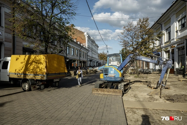 Теперь на Кирова можно прогуляться между экскаваторами и грузовиками | Источник: Александр Куренной / 76.RU