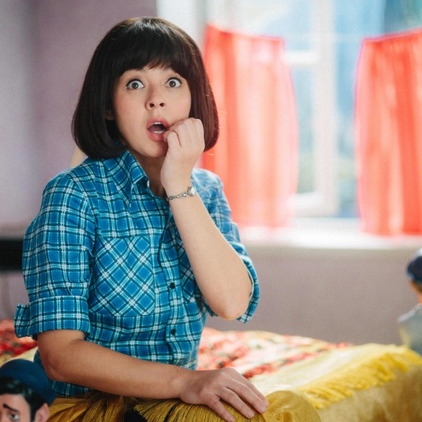 Марина Кравец в роли Нины также отважно сражалась с незваным «женихом», как и в свое время Наталья Варлей | Источник: «Невероятные приключения Шурика», телеканал ТНТ, Степан Третьяков