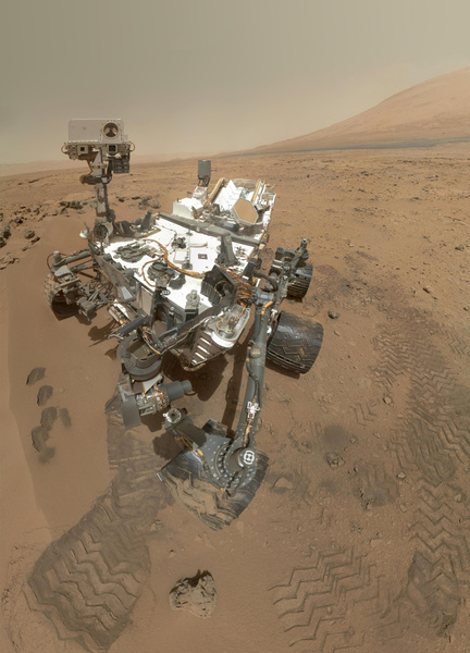 Потрепанный, но не сломленный: посмотрите, как выглядит колесо Curiosity после 4323 дней работы на Марсе