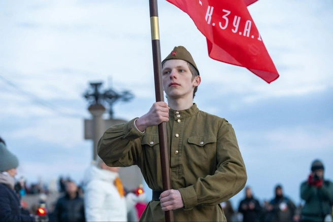 Последнюю лампаду «9 мая 1945 года» зажег солдат, несущий Знамя Победы | Источник: Вери Гуд Групп