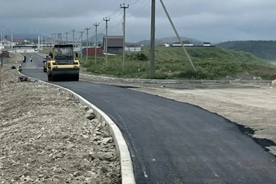 На дороге Южно-Курильск – Отрада начали укладку асфальта