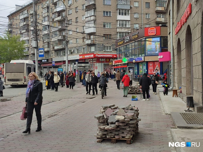 Некоторые восстановительные работы начались уже сейчас: на площадь привезли плитку | Источник: Илья Калинин / NGS.RU