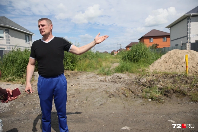 Руслан переехал в этот район восемь лет назад. И с тех пор каждый год видит затопленные участки здесь  | Источник: Ирина Шарова / 72.RU 