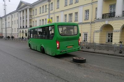 Колесо лопнуло у автобуса на проспекте Ленина в Екатеринбурге