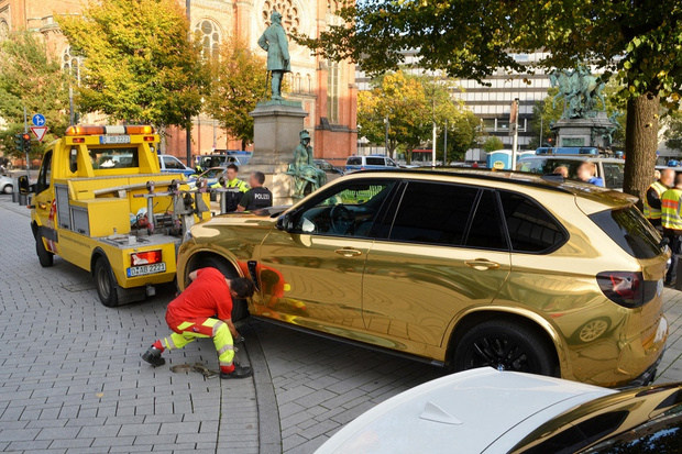 Фото №1 - Немецкая полиция эвакуировала обклеенный золотой пленкой BMW