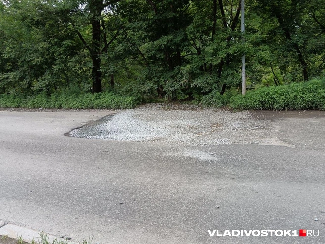 Яма на Бородинской заставляет выезжать на встречку. Ее засыпали, но это не помогло | Источник: Виктория / VLADIVOSTOK1.RU