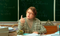 Учительница советской закалки оказывается в прогрессивной школе: 4 причины посмотреть сериал «Олдскул» с Марией Ароновой