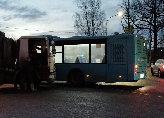 Петербург встретил утро в ДТП и пробках. В области за пару часов в кювет улетели четверо | Источник: ДТП и ЧП | Санкт-Петербург | Питер Онлайн | СПб / ВКонтакте