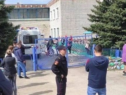 Лечился в психушке, любил оружие, убил соседа до расправы в садике. Что известно об ульяновском стрелке