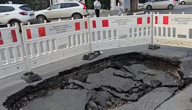 Яма шириной с целую полосу образовалась на Красноармейской рядом с «Кубатурой» | Источник: ЕЩЁ Самара / T.me