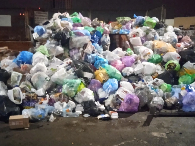 Во дворе выросли большие мусорные завалы. | Источник: читатель E1.RU