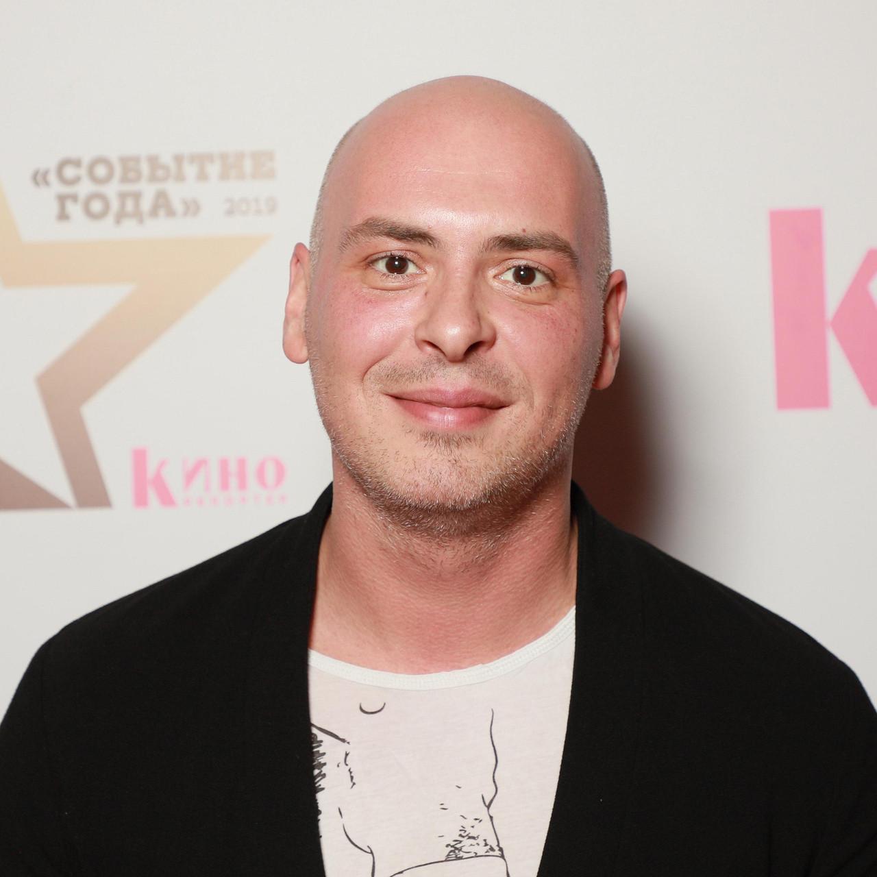 Покинул Первый канал, «Звезды сошлись», а потом и РФ. Где сейчас Антон Привольнов