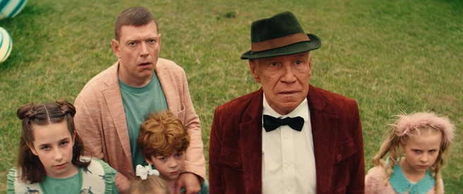 Наряд Гены в сцене дня рождения&nbsp;— еще один «привет» советскому прошлому | Источник: Кинопоиск