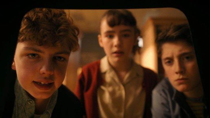 В проекте задействованы молодые актеры, это подчеркивает тему уязвимости детей