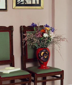 Яркие вазы Fornasetti для весенних букетов