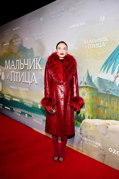 Собчак — в макси, Водонаева в образе lady in red: звезды на премьере нового фильма Хаяо Миядзаки «Мальчик и птица»