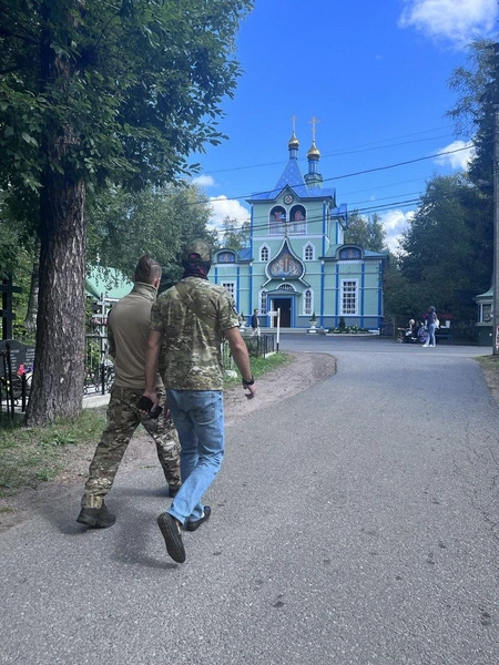 На Серафимовское кладбище прибыли несколько десятков бойцов с нашивками ЧВК «Вагнер»