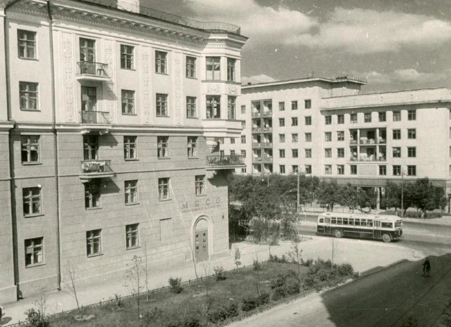 Здание на пересечение проспекта Ленина и улицы Пушкина построено в 1940-50-х годах | Источник: transphoto.org