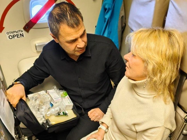 Министр оказал помощь женщине и передал её медицинским работникам после посадки | Источник: avam_avia/t.me