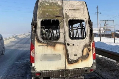Маршрутка загорелась на трассе после хлопка под капотом