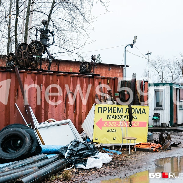 Инопланетяне удачно «приземлились» на крыше склада | Источник: Тимофей Калмаков / 59.RU