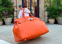 На улицах Нью-Йорка появилась самая огромная псевдо-сумка Birkin на планете