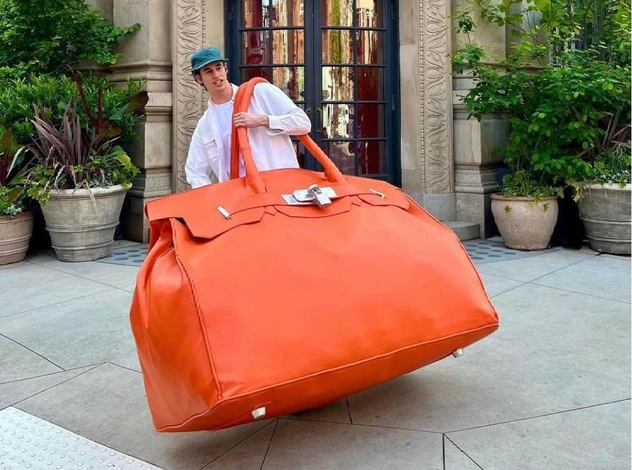 На улицах Нью-Йорка появилась самая огромная псевдо-сумка Birkin на планете