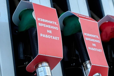 Дефицит бензина в Петербурге: очереди на АЗС