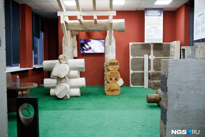 Справа на фото представлено соломенное домостроение. Специалисты центра консультируют о технологиях бесплатно | Источник: Андрей Бортко / NGS.RU