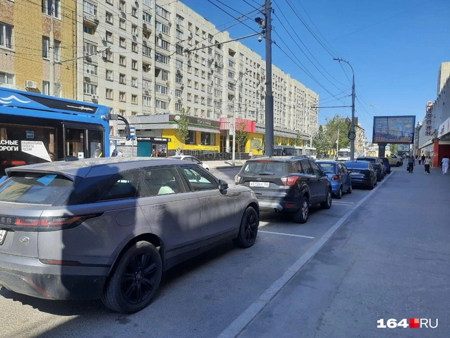 Автомобили на Московской улице стоят не очень аккуратно | Источник: Сергей Гендин / 164.RU