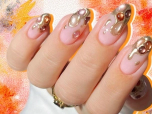 Золотой френч + «кошачий глаз» — стильный блестящий маникюр на осень 2025