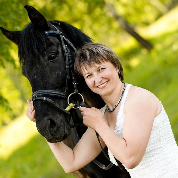 Рядом с лошадью всегда хочется улыбаться | Источник: Оксана Суханова / Vk.com