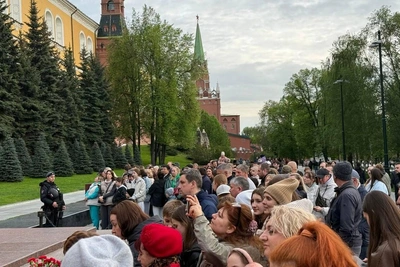 Толпы у Почетного караула и вечерняя Москва после парада