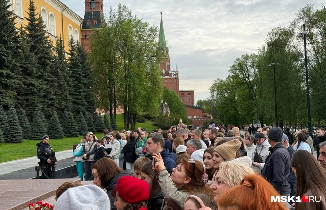 Сотни людей окружили Могилу Неизвестного Солдата в Александровском саду во время смены Почетного караула Президентского полка | Источник: Артем Устюжанин / MSK1.RU