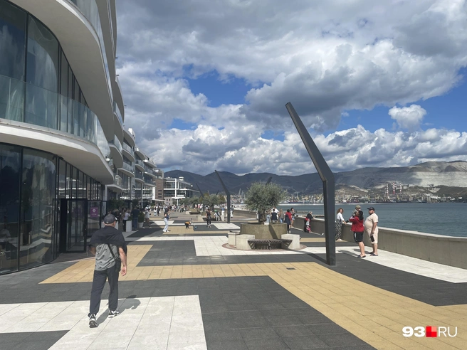 Людей на набережной совсем мало даже в выходной день | Источник: 93.RU