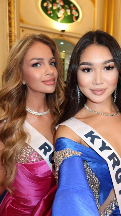 До начала конкурса девушка встретила представительницу Киргизии | Источник: Анастасия Венза / Vk.com