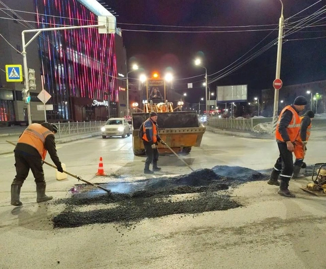 Горячая смесь была впервые использована для ремонта дорог в этом году  | Источник: Администрация Омска / T.me